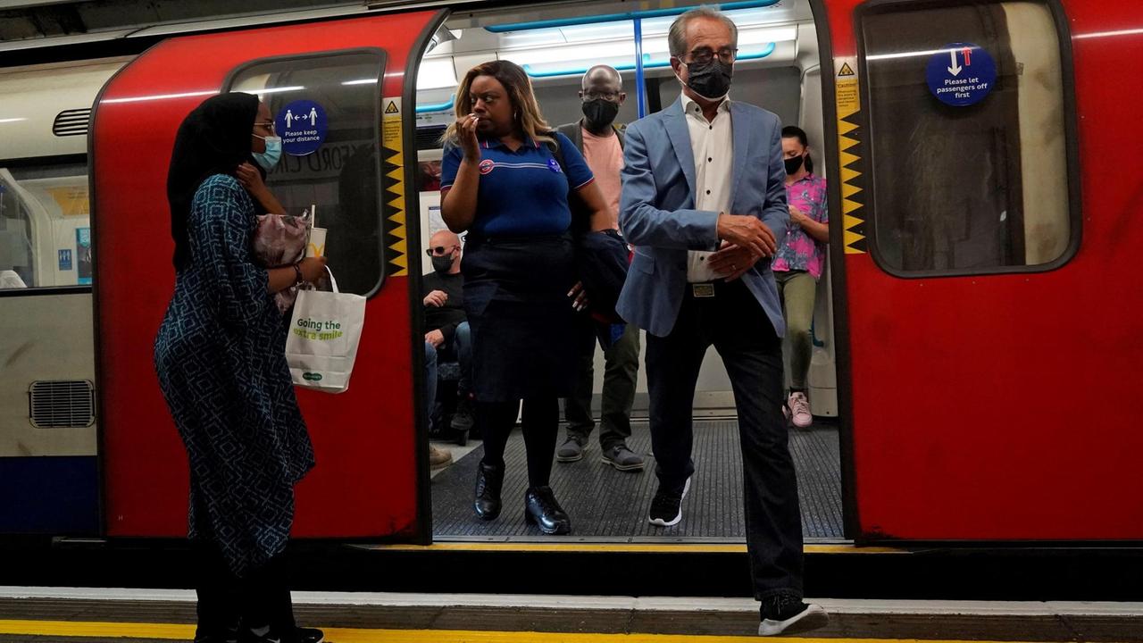 Pendler steigen in London aus einem Zug