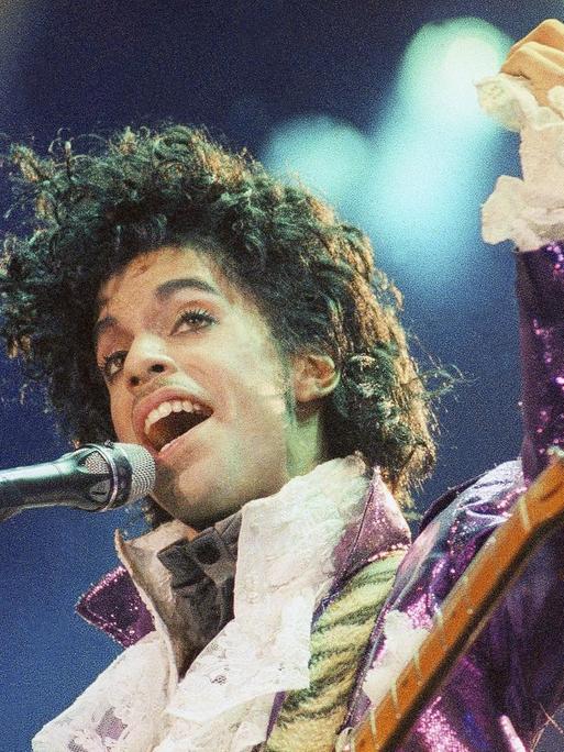 Prince sang am 18.02.1985 in der Konzerthalle "Forum" im californischen Inglewood (USA).