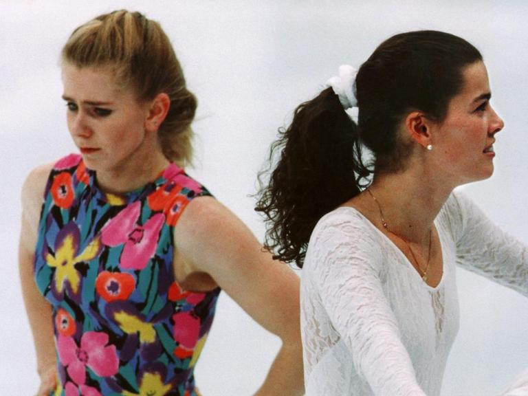 Keines Blickes würdigen sich die beiden amerikanischen Eiskunstläuferinnen Tonya Harding (l) und Nancy Kerrigan während des Trainings.