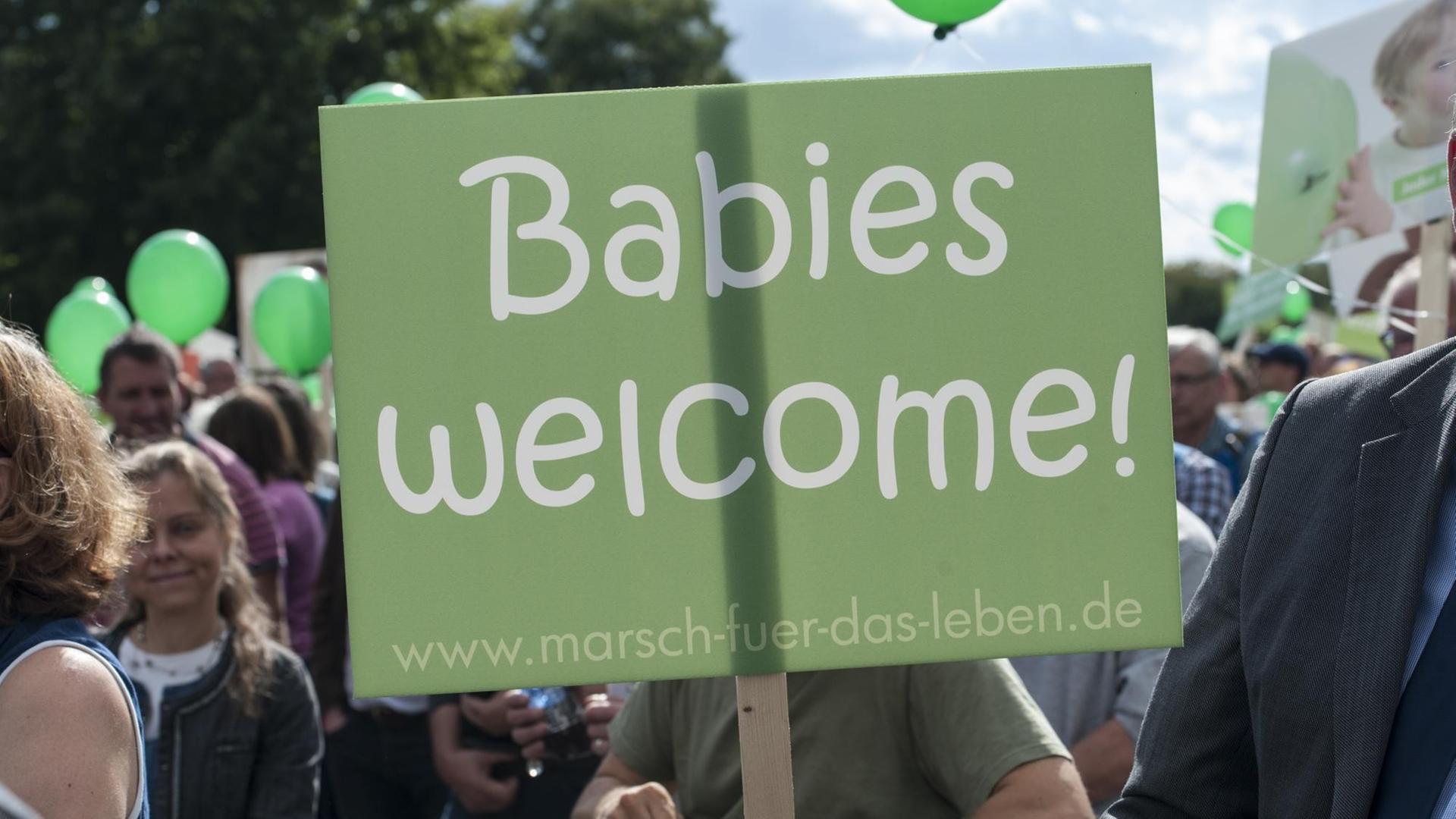 «Babies welcome!» steht am 19.09.2015 in Berlin auf einem Plakat eines Demonstranten.