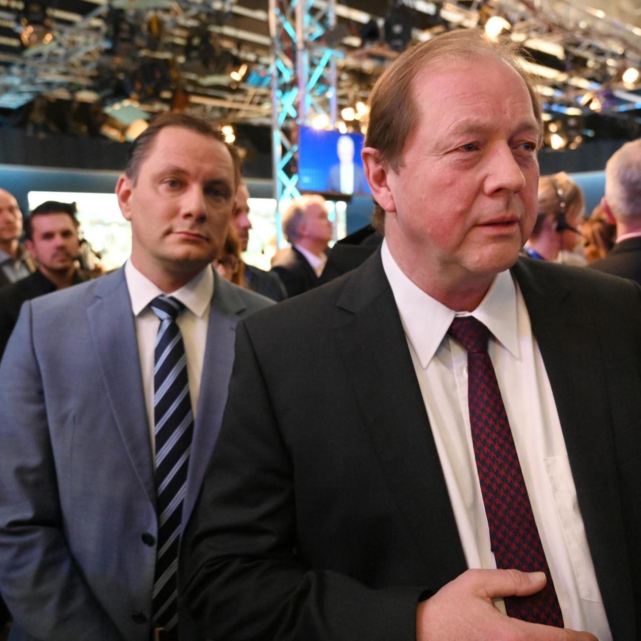 Zu sehen ist der Spitzenkandidat der AfD zur Hamburg-Wahl, Dirk-Wolfgang Nockemann. Er schaut mit Parteifreunden ernst nach Bekanntgabe der ersten Prognose.