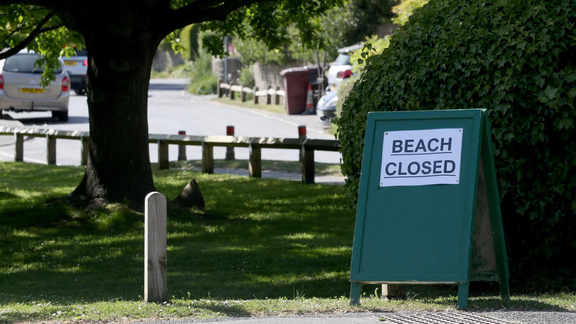 Ein Schild am West Wittering Beach in West Sussex. Durch den Coronavirus-Lockdown ist in Großbritannien das öffentliche Leben weitgehend zum Erliegen gekommen.