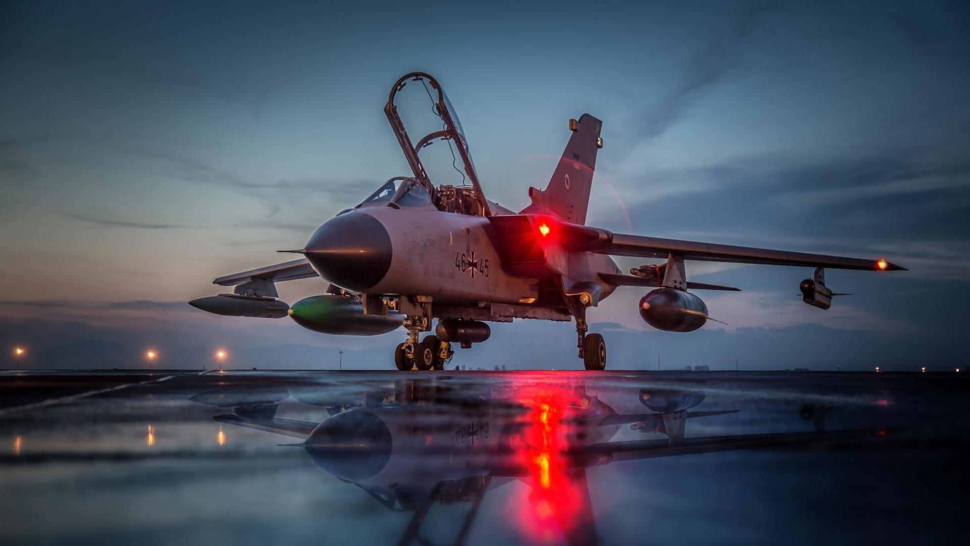 Ein Tornado spiegelt sich in einer Pfütze in Incirlik im Rahmen der Mission Counter DAESH in Incirlik, (Türkei).