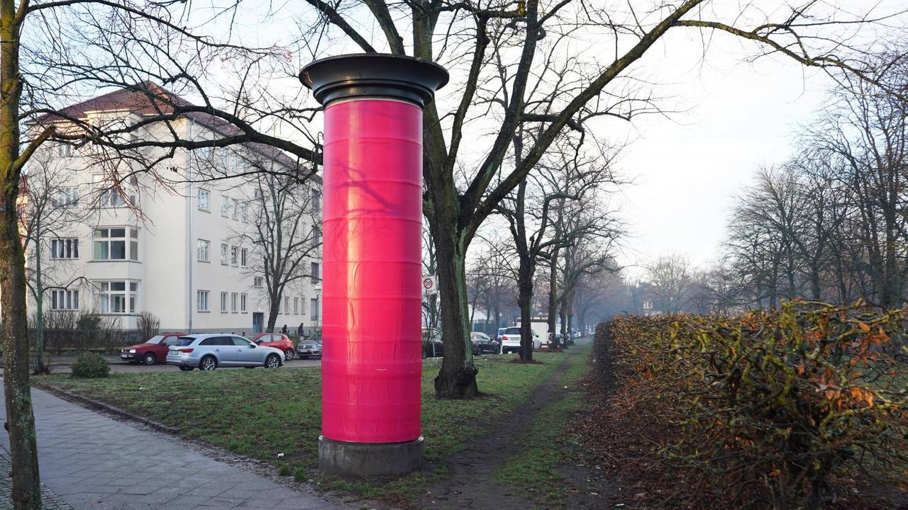 Eine rosafarbene Litfaßsäule am Flinsberger Platz in Berlin.