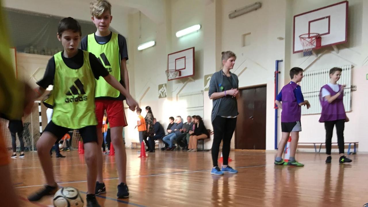Schulkinder aus Kaliningrad, die an dem Fußballprojekt "Mit Deutsch zum Titel" teilnehmen.