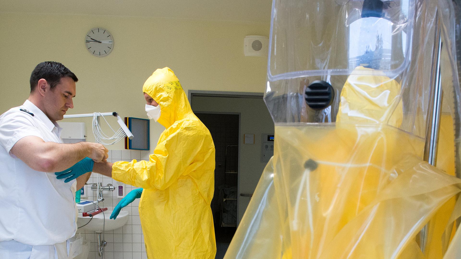 Ärzte und Helfer mit Schutzanzügen im Kampf gegen Ebola