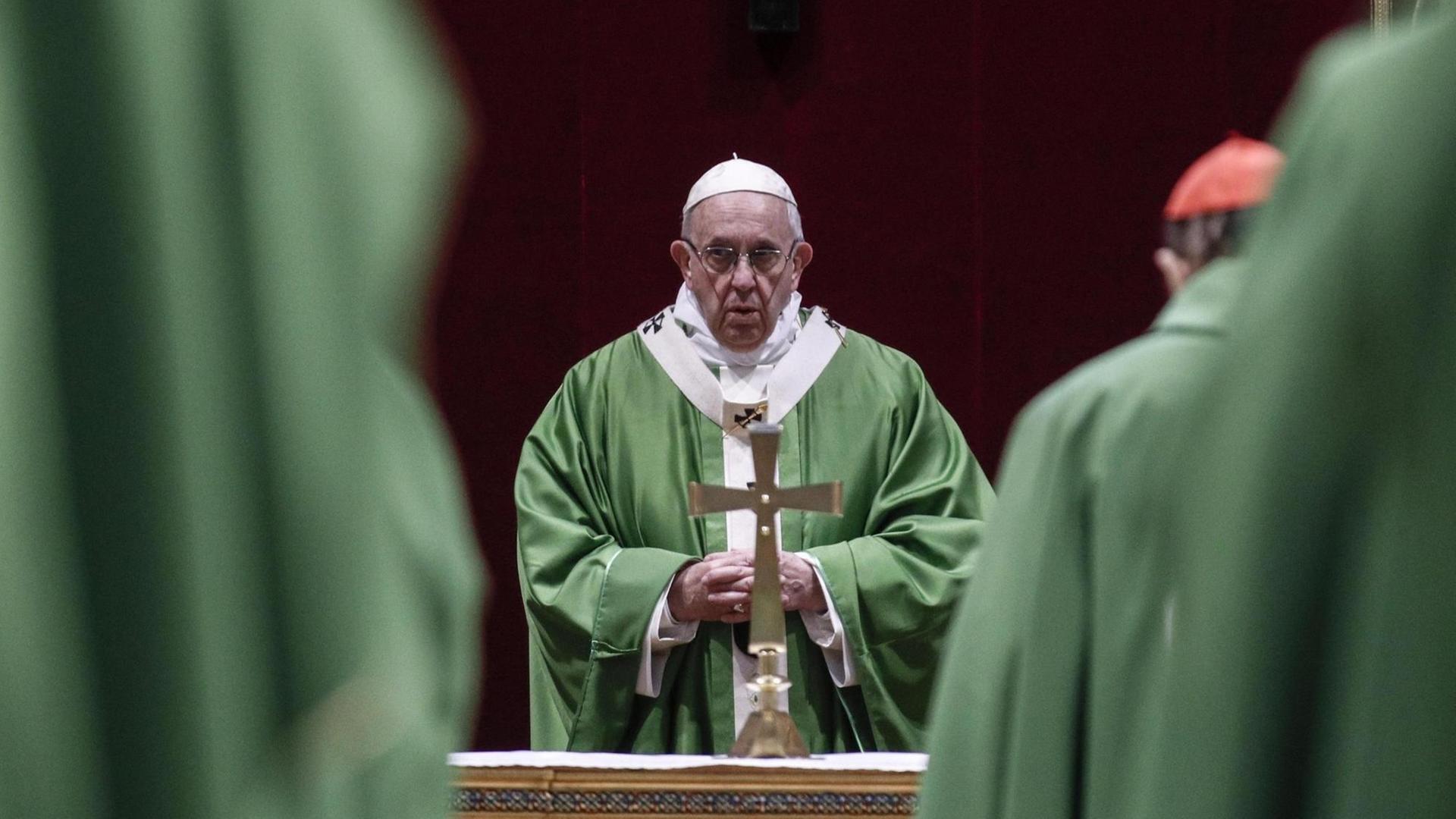 Der Papst feiert eine Messe zum Abschluss eines Treffens gegen Missbrauch in der Kirche.
