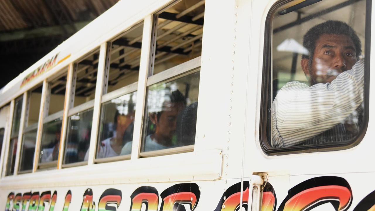Fahrgäste werden durch Bandenmitglieder in einem Bus an einer Haltestelle in San Salvador/El Salvador festgehalten, die versuchen, verhaftete Genossen freizupressen. 31.07.2015 - AFP Marvin Recinos