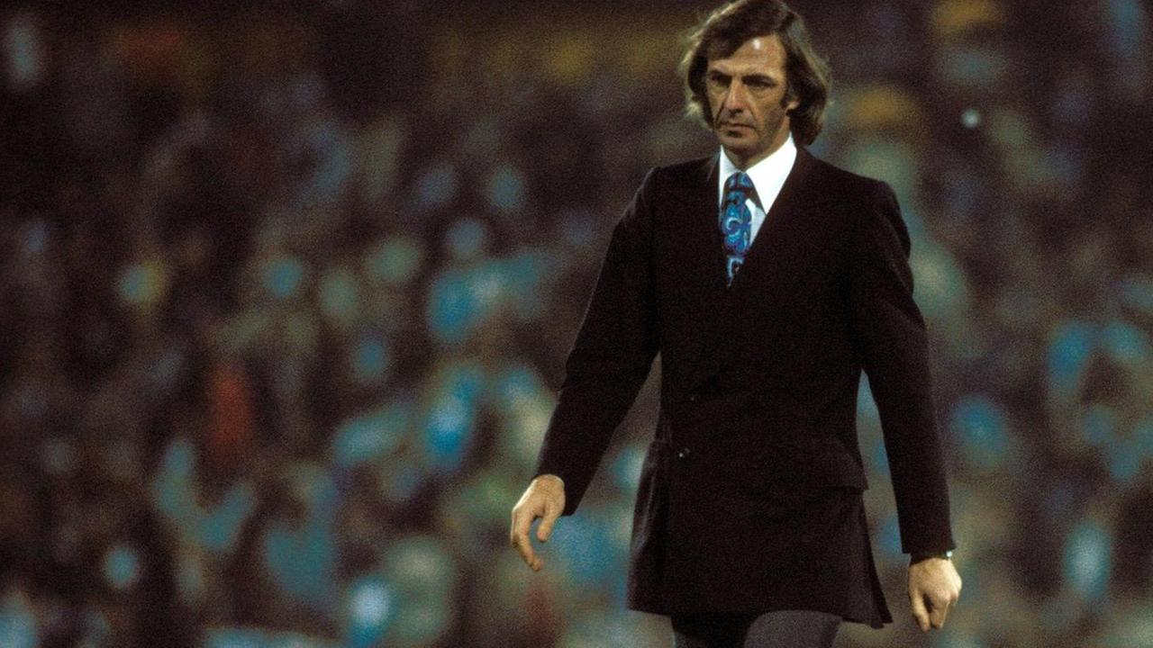 César Luís Menotti 1978 bei der WM in Argentinien: Er schreitet im schwazen Sacco über den Platz.