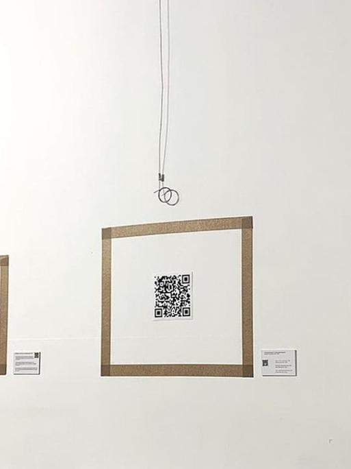 Leere Bilderrahmen mit QR-Codes in einer Galerie in Minsk.