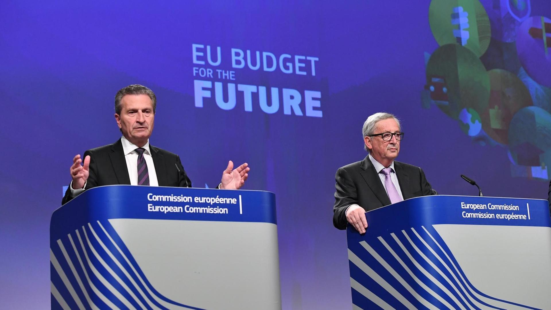 Das Foto zeigt EU-Haushaltskommissar Günther Oettinger (links) und Kommissionspräsident Jean-Claude Juncker.
