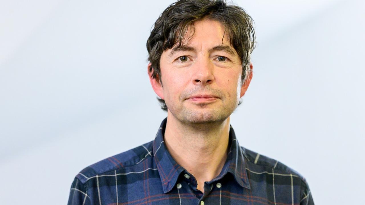 Christian Drosten, der Institutsdirektor für Virologie an der Berliner Charité, guckt in die Kamera Christian Drosten, der Institutsdirektor für Virologie an der Berliner Charité, guckt in die Kamera