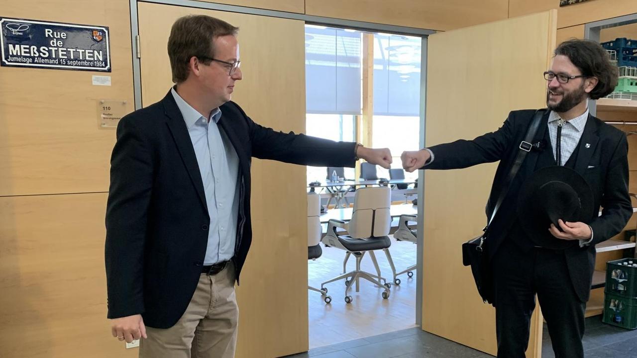 Grünen-Bundestagskandidat Johannes Kretschmann (r.) mit dem Bürgermeister der Stadt Meßstetten, Frank Schroft (CDU).