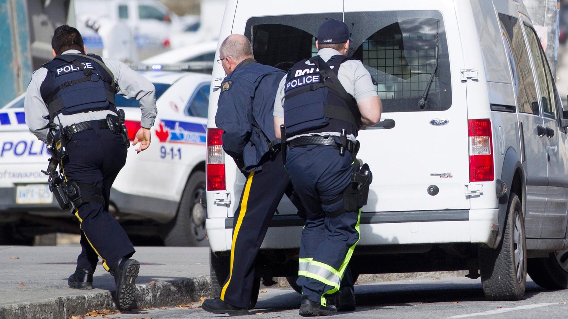 Polizisten nach den Schüssen vor dem Parlament in Ottawa