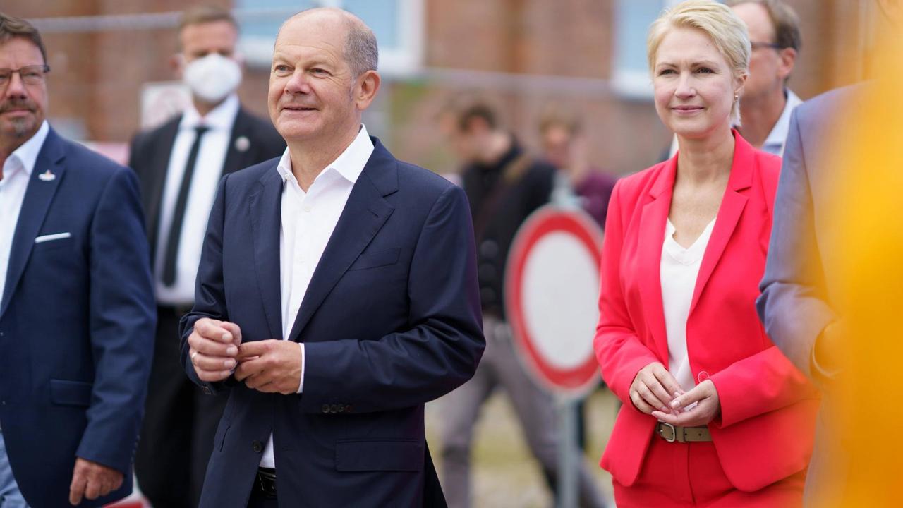 SPD-Kanzlerkandidat Olaf Scholz neben Manuela Schwesig, der Ministerpräsidentin von mecklenburg-Vorpommern, auf einer Wahlkampftour. 