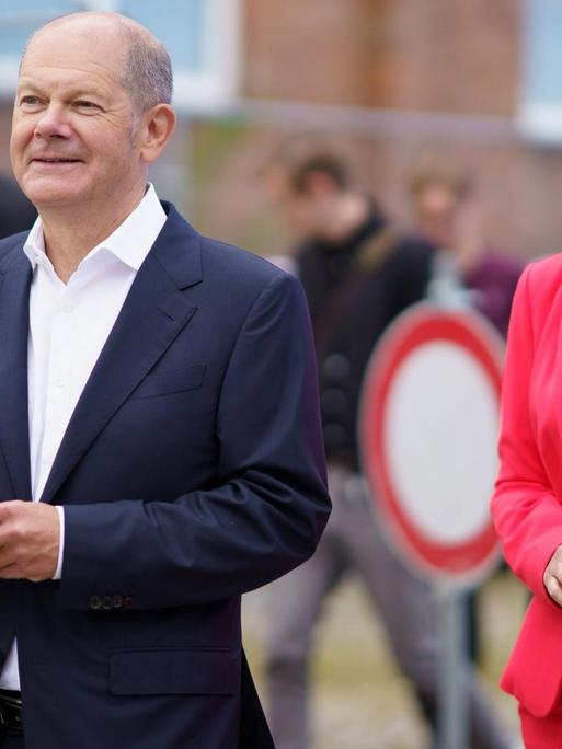 SPD-Kanzlerkandidat Olaf Scholz neben Manuela Schwesig, der Ministerpräsidentin von mecklenburg-Vorpommern, auf einer Wahlkampftour.