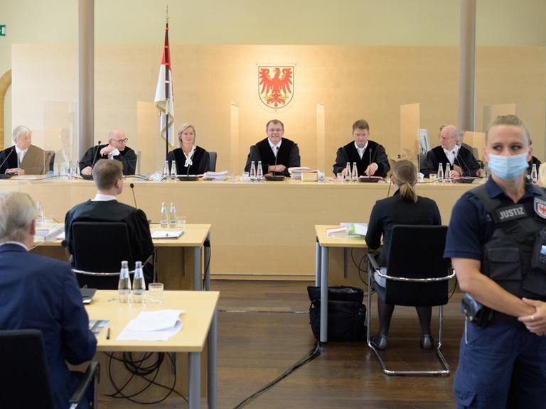 Die Richter des Brandenburger Verfassungsgerichtes verhandeln unter Vorsitz des Präsidenten Markus Möller die Verfassungsbeschwerde gegen das vom Landtag beschlossene Paritätsgesetz.