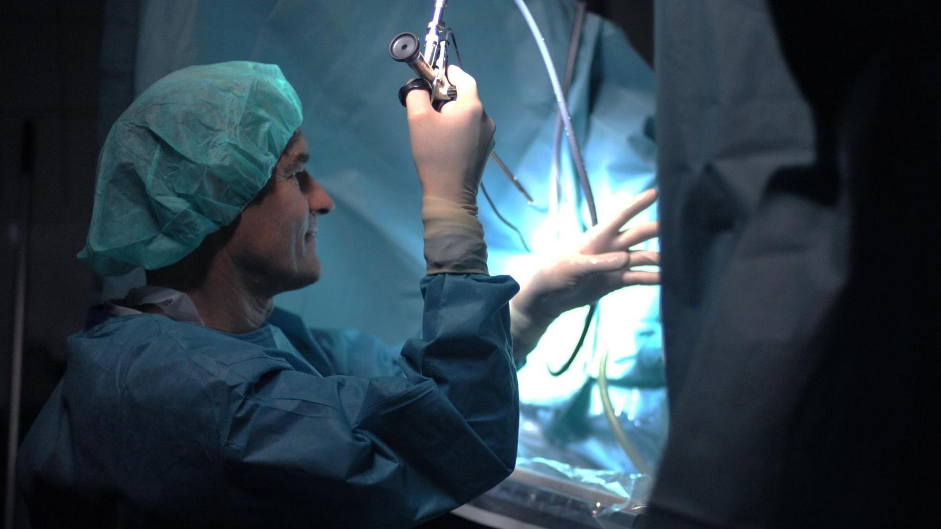 Ein Arzt führt eine OP mit einem Endoskop durch.