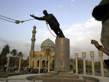 Eine Saddam-Hussein-Statue wird in Bagdad von US-Soldaten umgestürzt.