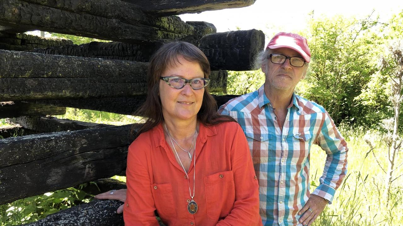 Horst und Birgit Lohmeyer vor dem Pyramiden-Denkmal, das aus den Kanthölzern ihrer Scheune errichtet wurde, die einer Brandstiftung zum Opfer fiel.