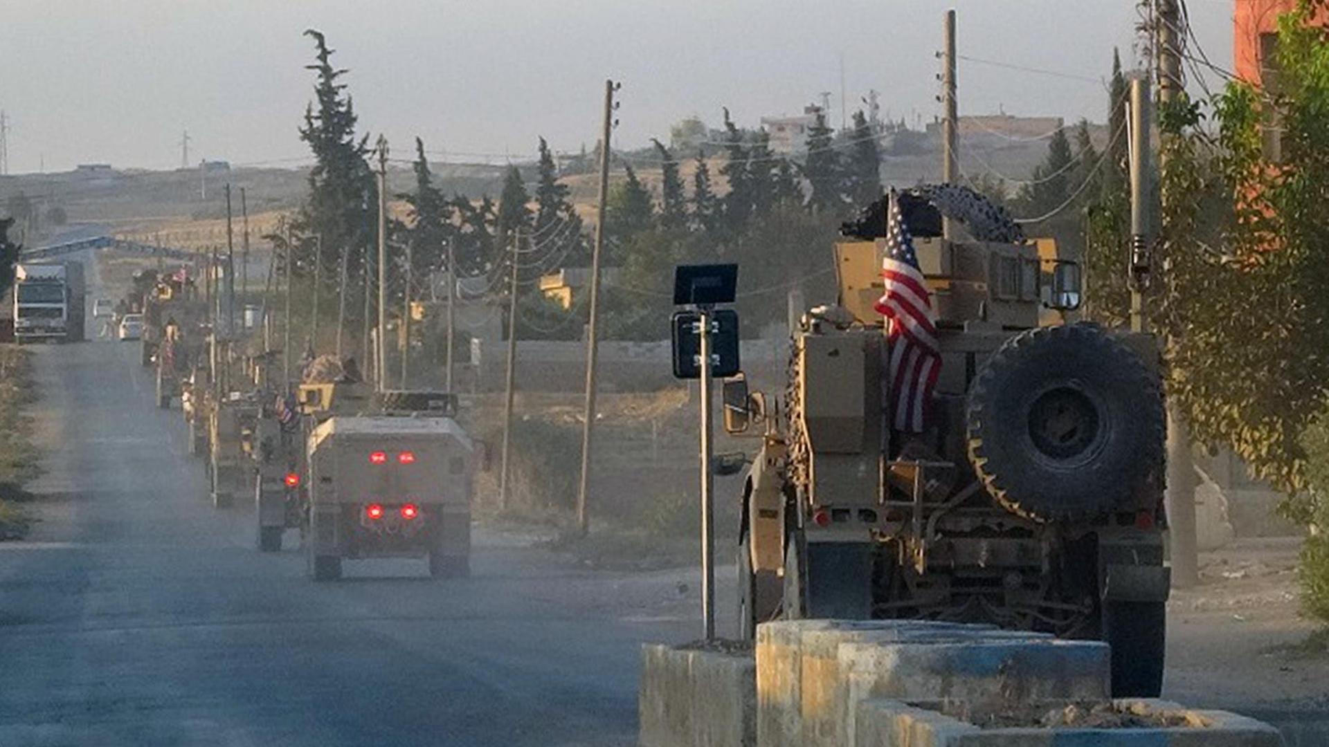 US-Militärfahrzeuge, die eine Hauptstraße im Nordosten Syriens entlang fahren. US-Truppen ziehen sich aus der syrisch-türkischen Grenzregion zurück.