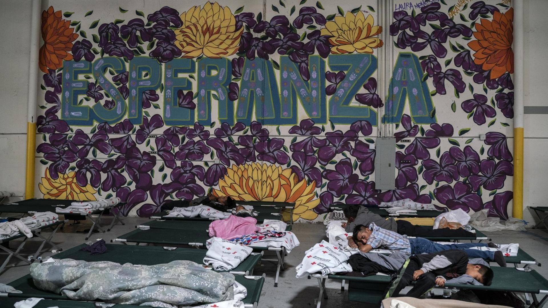 Migranten aus Lateinamerika schlafen in einem Zentrum der Hilsorganisation Annunciation House in El Paso/Texas