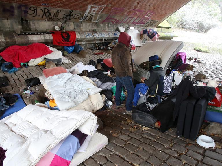Obdachlose halten sich bei Temperaturen um den Gefrierpunkt unter einer Brücke an der Helgoländer Allee in Hamburg auf.