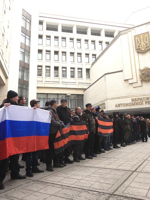 Demonstranten mit russischen Flaggen vor dem Parlamentsgebäude der Autonomen ukrainischen Republik Krim in Simferopol.