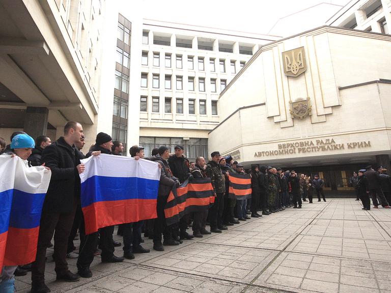 Demonstranten mit russischen Flaggen vor dem Parlamentsgebäude der Autonomen ukrainischen Republik Krim in Simferopol.
