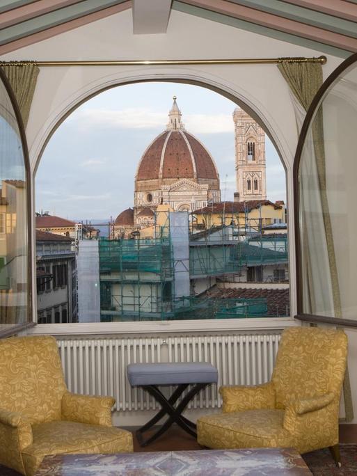 Ein AirBnB Appartment, welches mit geöffnetem Fenster den Blick freigibt auf den Dom in Florenze, Italien.