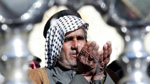 Ein irakischer schiitischer Moslem beim Freitagsgebet inKerbela, Irak.