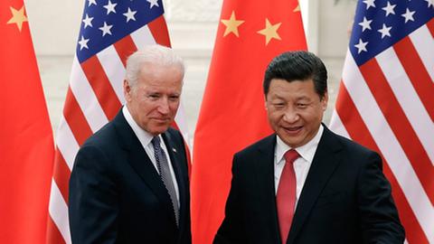 Joe Biden und Xi Jinping geben sich die Hand
