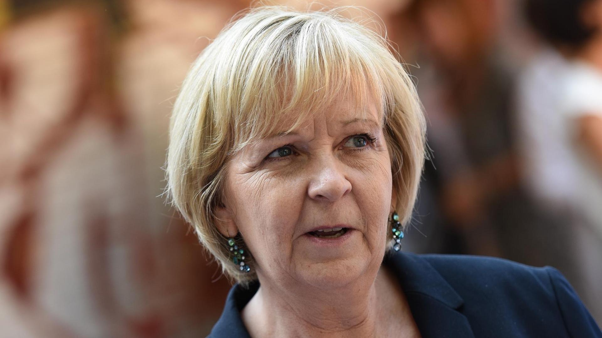 Ministerpräsidentin Hannelore Kraft (SPD) gibt eine Pressestatement am 30.06.2015 nach dem Besuch in der Kindertageseinrichtung Rechenacker 77 in Oberhausen (Nordrhein-Westfalen). Kraft besuchte das Landesprojekt "Kein Kind zurücklassen".