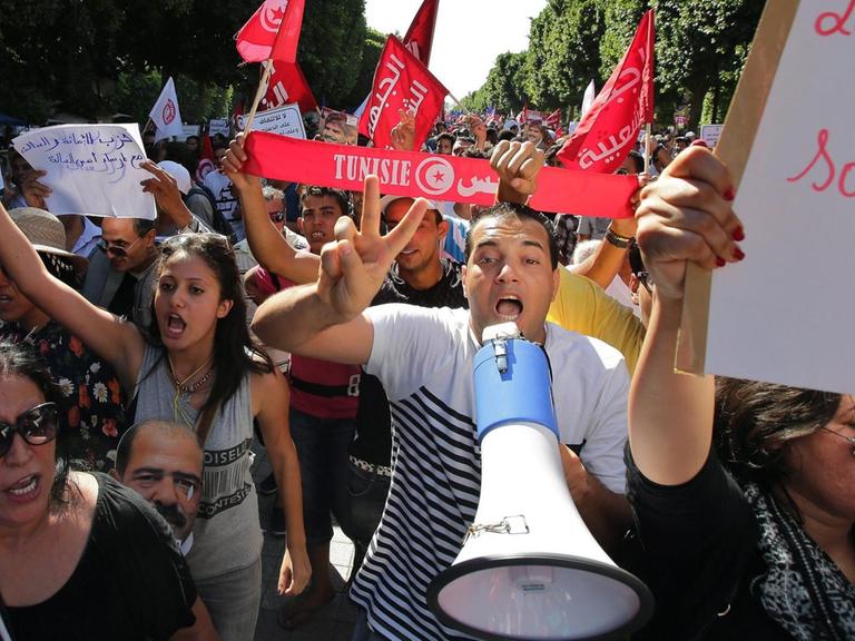 Tunesier demonstrieren gegen eine geplantes Gesetz der Regierung
