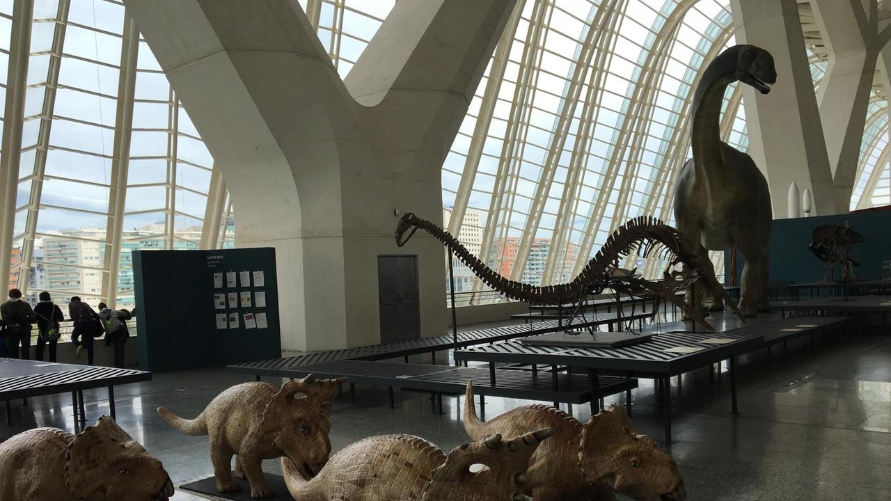 Jung trifft alt - Dinosaurier mit Schülern im Wissenschaftsmuseum in Valencia.
