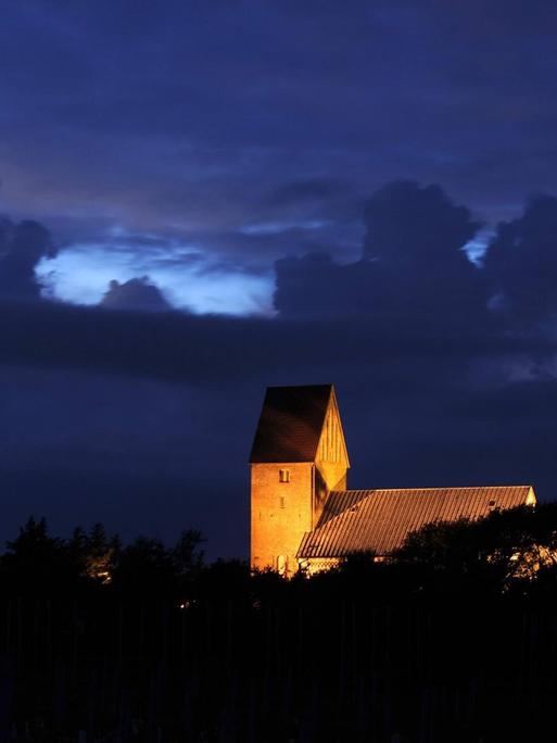 Die Kirche St. Severin in Keitum auf der Nordseeinsel Sylt in der Abenddämmerung.