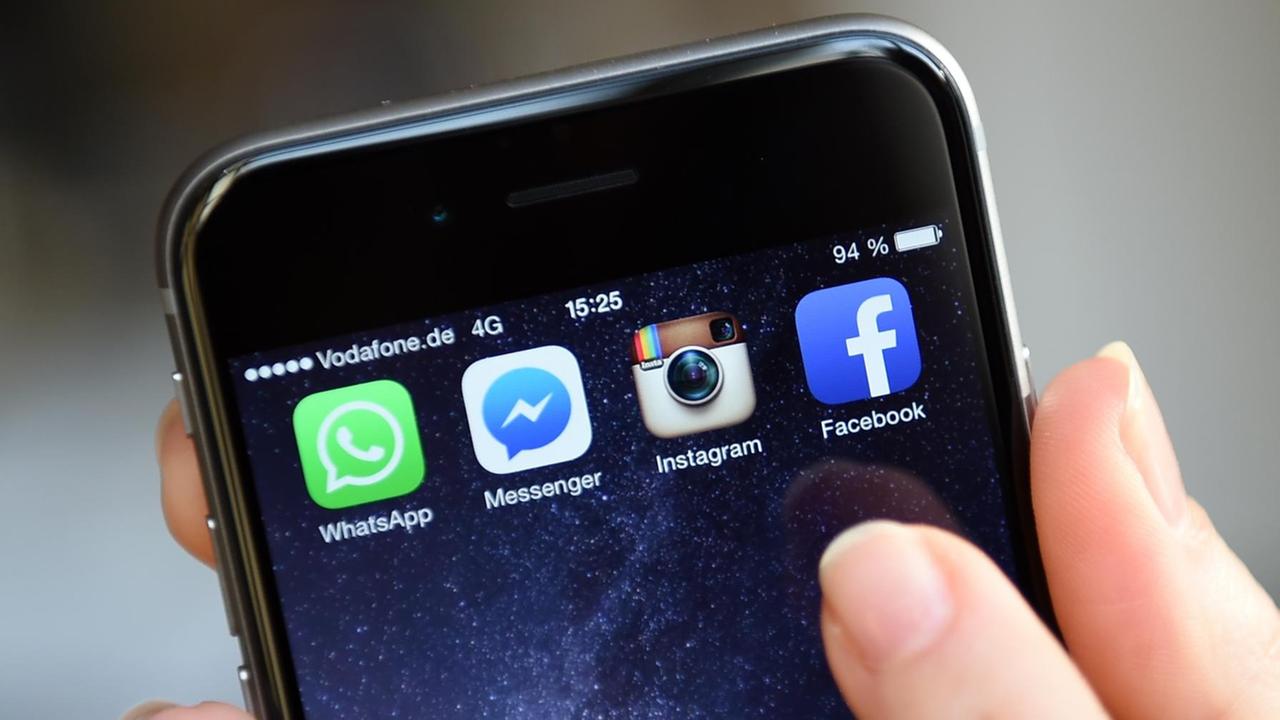ILLUSTRATION - Auf dem Display eines iphone 6 werden am 20.03.2015 die Symbole der Apps "Facebook", "WhatsApp", "Instagram" und "Messenger" angezeigt. Foto: Britta Pedersen | Verwendung weltweit
