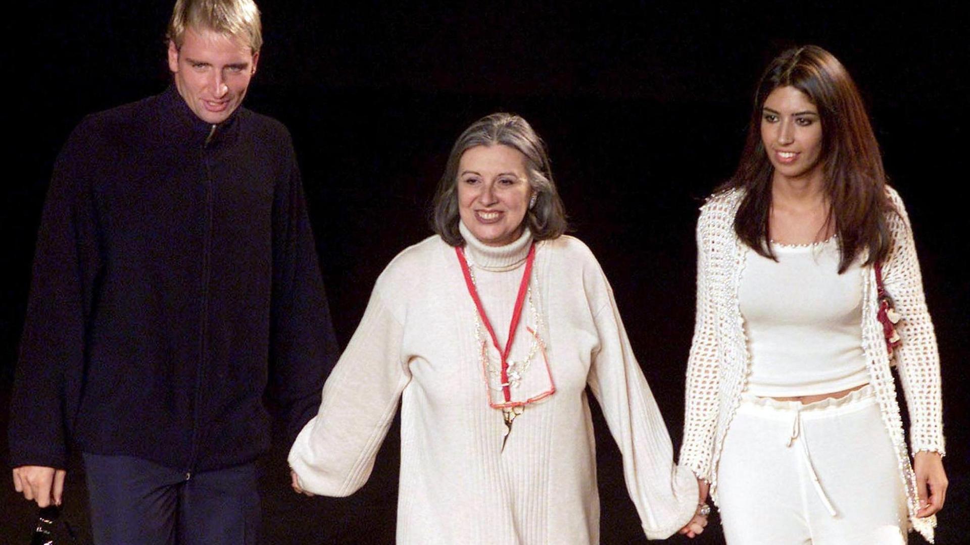 Die italienische Modeschöpferin Laura Biagiotti (M), ihre Tochter Lavinia und der italienische Schwimm-Olympiasieger Massimiliano Rosolino, der als Dressman auftrat, bei einer Modenschau 2001.