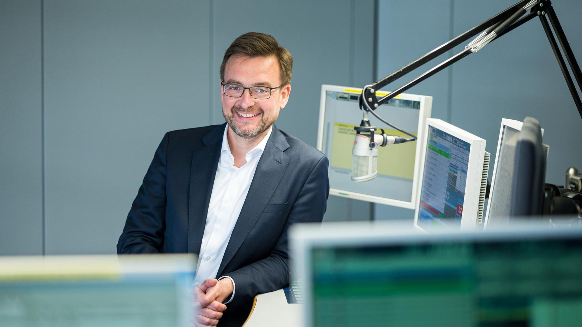 Martin Grasmück, der seit dem 1. Mai neuer Intendant des Saarländischen Rundfunks (SR) ist, steht in dem Rundfunkgebäude des SR.