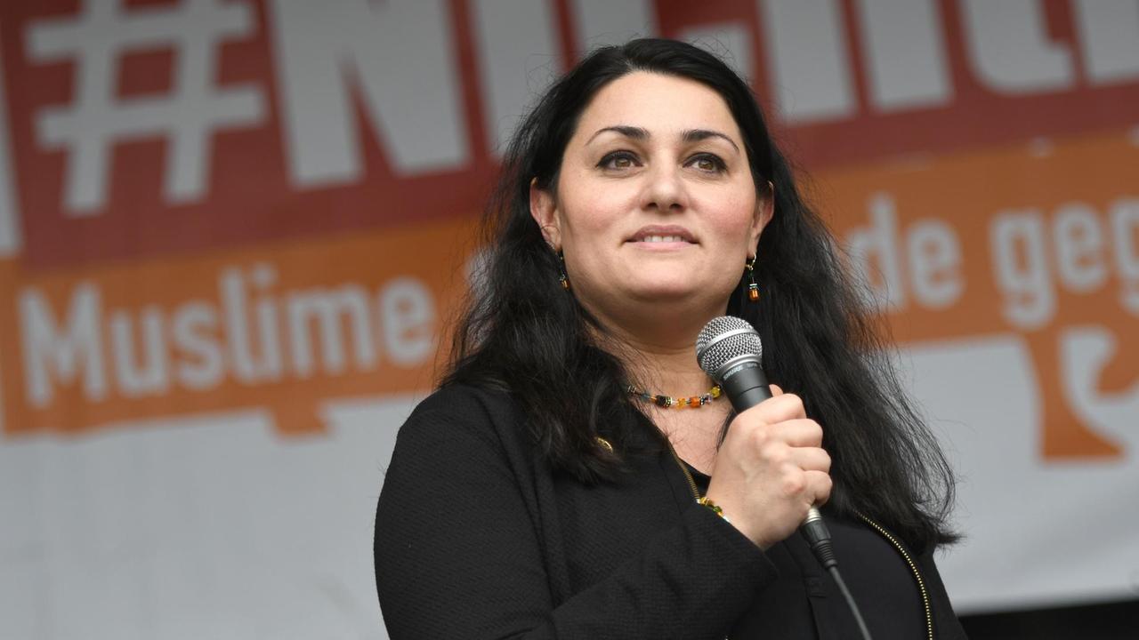 Die Initiatorin Lamya Kaddor spricht am 17.06.2017 bei einem Friedensmarsch von Muslimen gegen islamistische Terroranschläge in Köln (Nordrhein-Westfalen). Die Initiatorin Lamya Kaddor spricht am 17.06.2017 bei einem Friedensmarsch von Muslimen gegen islamistische Terroranschläge in Köln (Nordrhein-Westfalen).