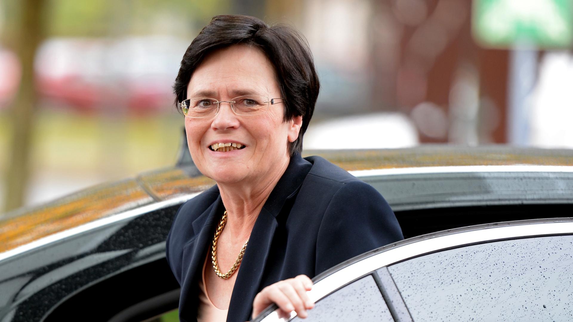  Die thüringische Ministerpräsidentin Christine Lieberknecht (CDU) steigt am 16.10.2014 bei ihrer Ankunft zum Beginn der Jahres-Ministerpräsidentenkonferenz in Potsdam (Brandenburg) aus dem Wagen