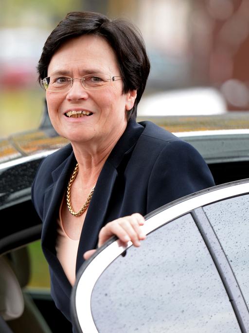 Die thüringische Ministerpräsidentin Christine Lieberknecht (CDU) steigt am 16.10.2014 bei ihrer Ankunft zum Beginn der Jahres-Ministerpräsidentenkonferenz in Potsdam (Brandenburg) aus dem Wagen