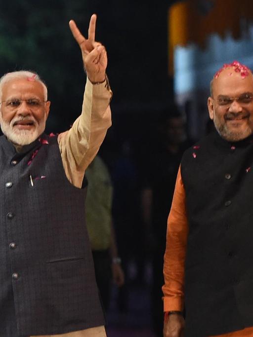Premierminister Narendra Modi (L) und der Präsident der regierenden Bharatiya Janata Partei