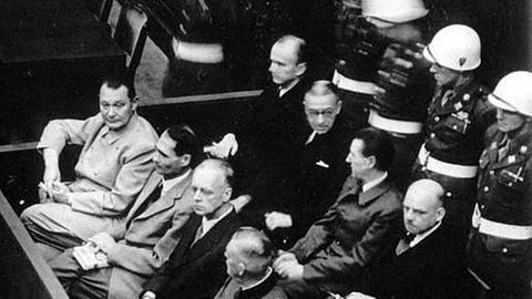 In der ersten Reihe: Reichsmarschall Hermann Göring, Rudolf Hess, Reichsaußenminister Joachim von Ribbentrop und Feldmarschall Wilhelm Keitel, November 1945
