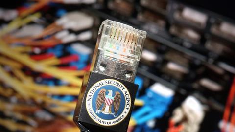 Symbolfoto Netzwerkkabel mit dem Logo der National Security Agency (NSA)