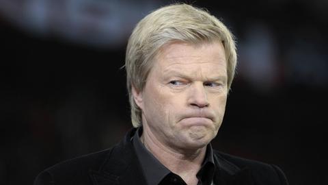 TV Fussball-Experte Oliver Kahn schaut grimmig in die Kamera.
