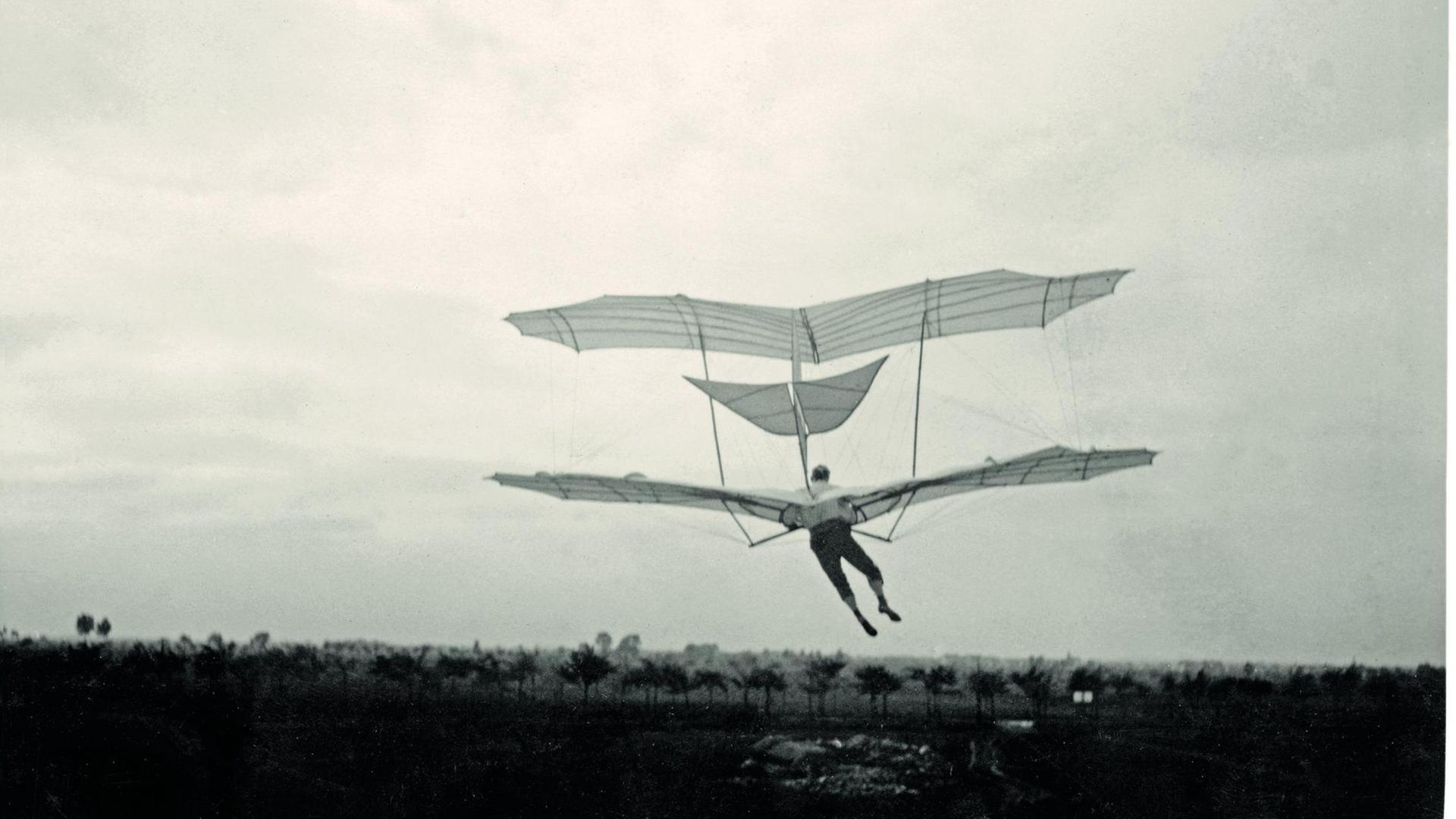 Richard Neuhauss (1855–1915), Otto Lilienthal am Fliegeberg in Lichterfelde. Richard Neuhauss (1855–1915), Otto Lilienthal am Fliegeberg in Lichterfelde.