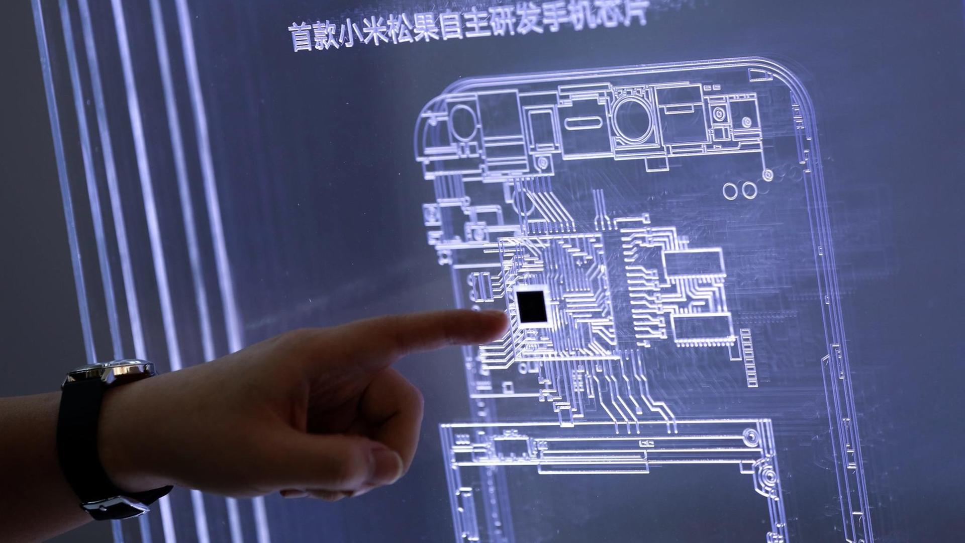 Der chinesische Elektronik-Hersteller Xiaomi Tech präsentiert im February 2017 in Peking seinen ersten Chip Surge S1