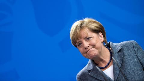 Bundeskanzlerin Angela Merkel (CDU) äußert sich am 15.09.2015 bei einer Pressekonferenz mit Österreichs Bundeskanzler Faymann im Bundeskanzleramt in Berlin über das weitere Vorgehen beider Länder in der Flüchtlingskrise.