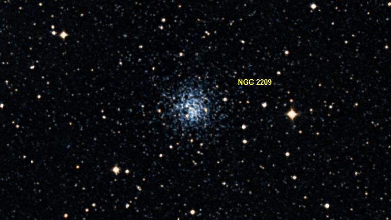 Der kugelförmige Sternhaufen NGC 2209 am Südhimmel, der – wie sich mittlerweile herausgestellt hat – zur Großen Magellanschen Wolke gehört